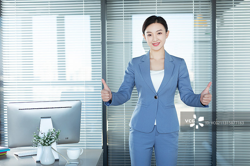 亚洲商务女性翘起大拇指图片素材