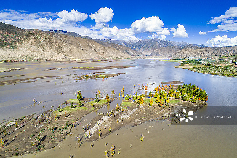 雅鲁藏布江的秋叶航拍图片素材