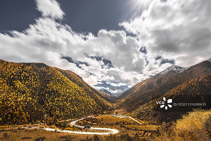 深秋时节的四川适合旅游，五彩斑斓的山坡和远处的雪山相互映衬。图片素材