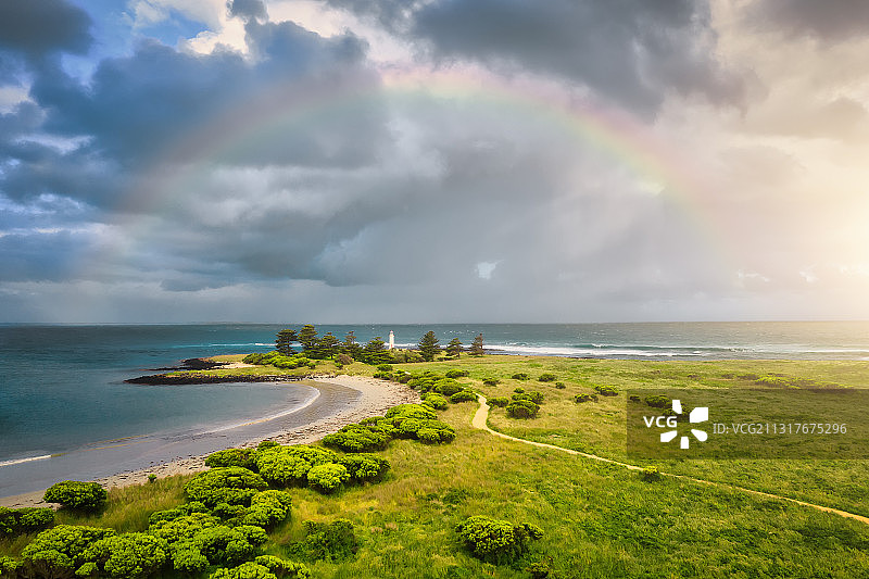 海边小岛雨过天晴后的彩虹图片素材