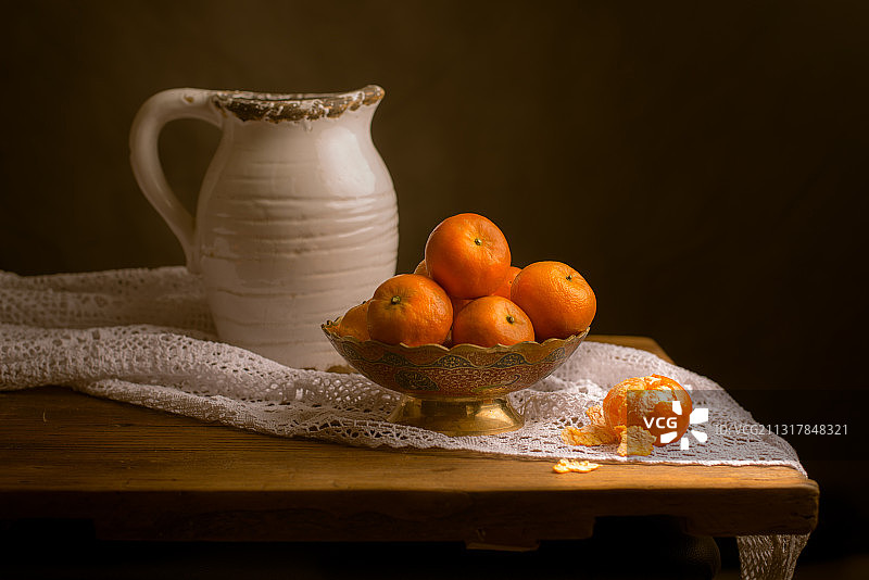 白色水壶和橙子图片素材