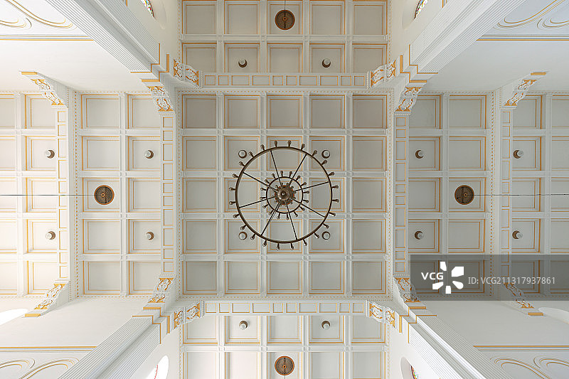 山东青岛天主教堂天花板，高耸开阔，白色方格简约风格，铜制吊灯图片素材