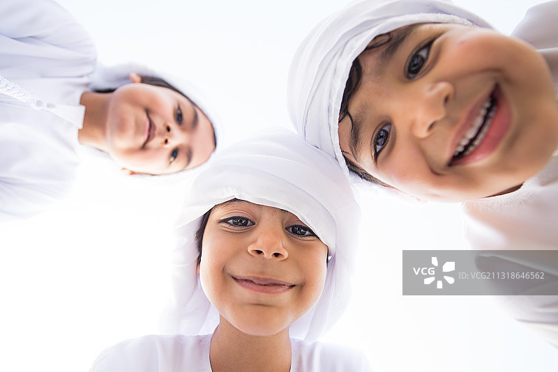 低角度的中东男孩集团，迪拜，阿拉伯联合酋长国图片素材