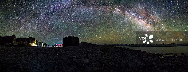 西藏那曲班戈县纳木错湖边银河星空全景图片素材