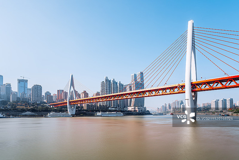 中国重庆市高楼和东水门大桥城市晴天风光图片素材