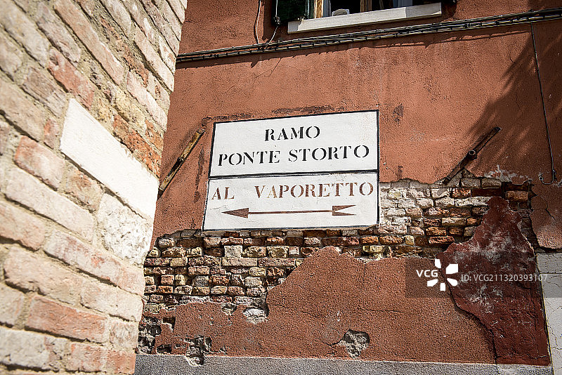意大利威尼斯，房子正面的汽艇路标图片素材