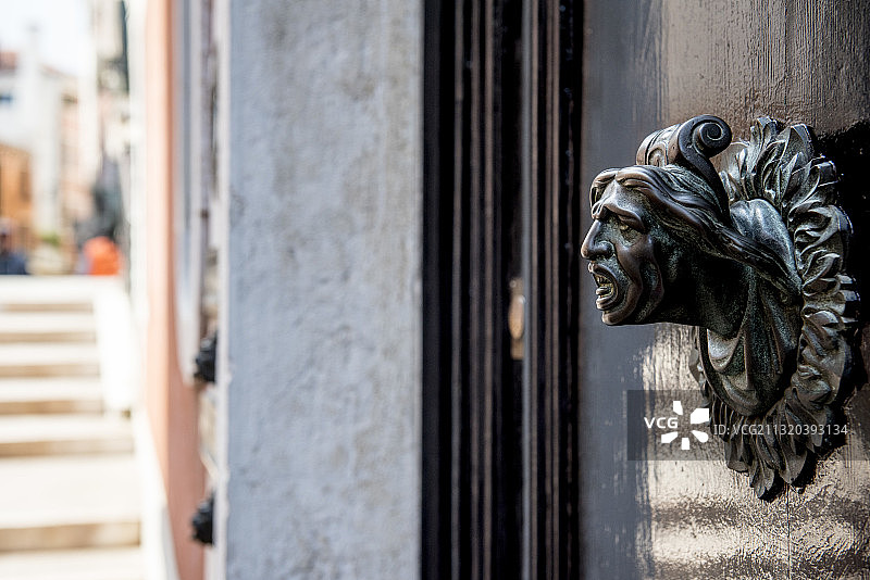 意大利威尼斯，历史悠久的门把手图片素材