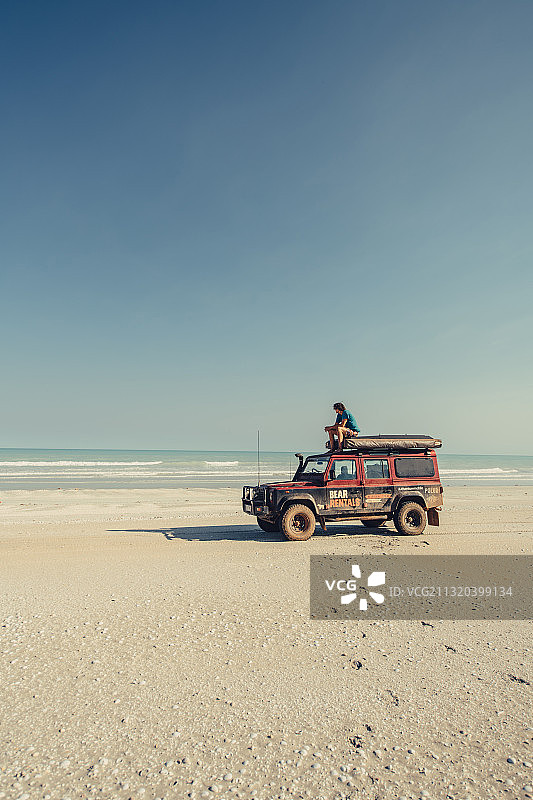 一名男子坐在越野车上，80英里海滩，西澳大利亚，澳大利亚，印度洋，大洋洲;图片素材