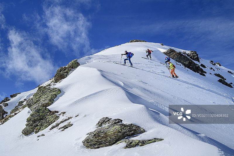 四人在一个滑雪之旅登上Pangert, Pangert, Tux阿尔卑斯山，蒂罗尔，奥地利图片素材