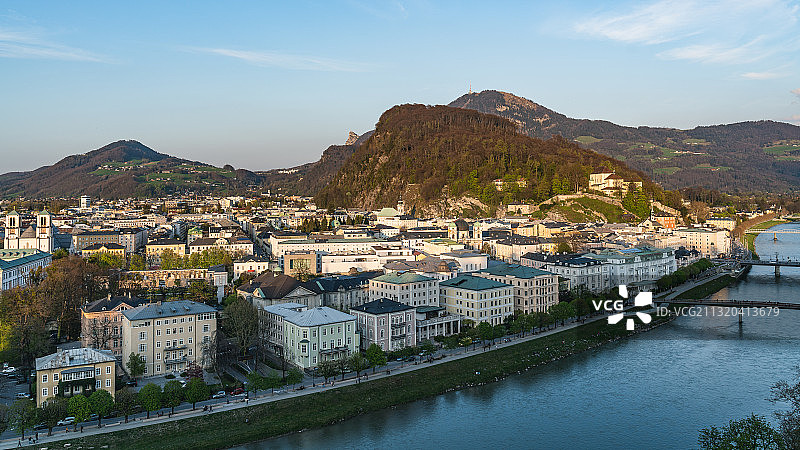 从Mönchsberg俯瞰奥地利萨尔茨堡市图片素材