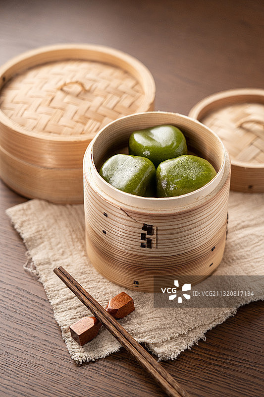 中国传统饮食文化早茶早餐蒸笼上美味可口的青团艾糍饼美食图片素材