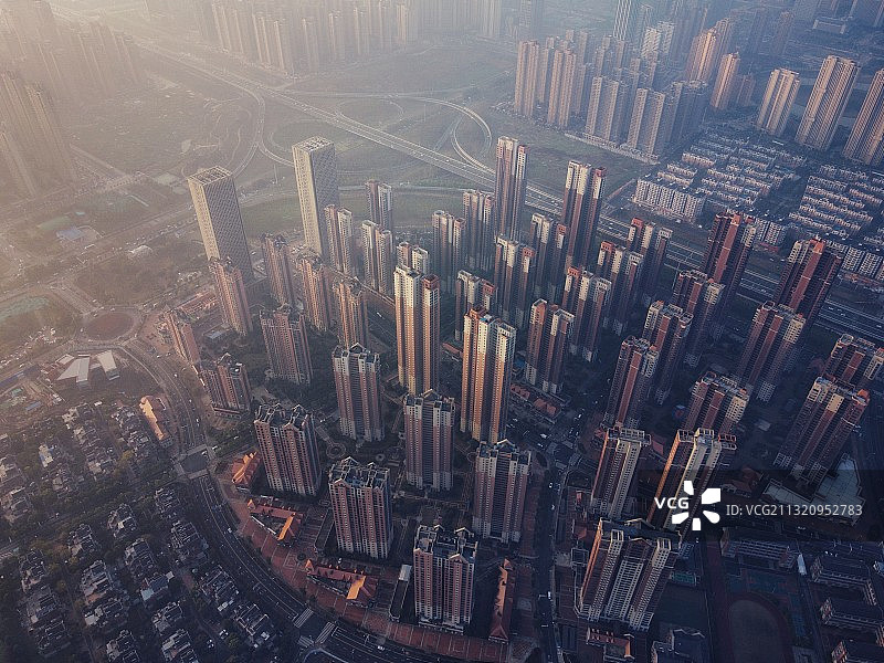 航拍晨雾中的武汉城市上空图片素材