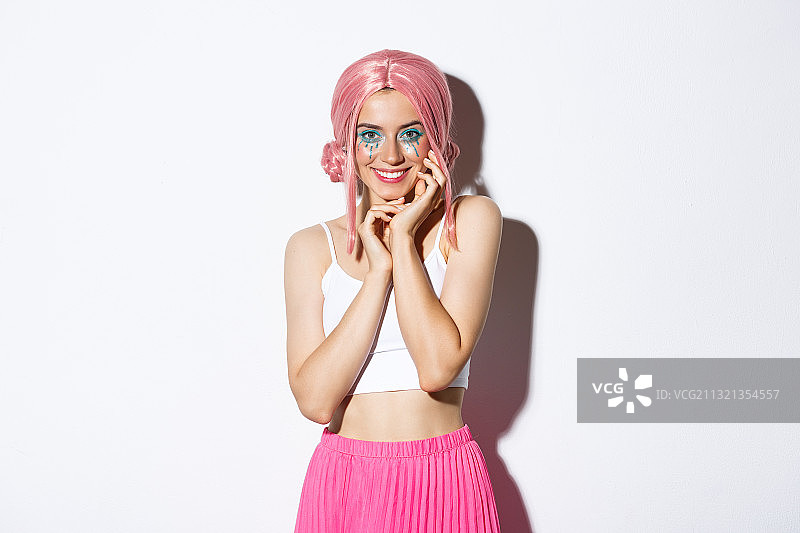 微笑的年轻女子的肖像，戴着粉红色的口红对白色的背景图片素材