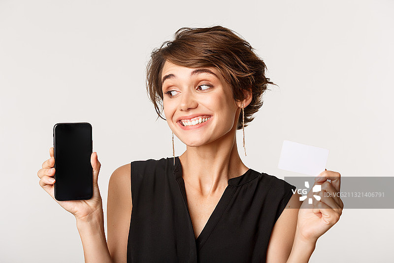 微笑的女商人拿着手机在白色的背景图片素材