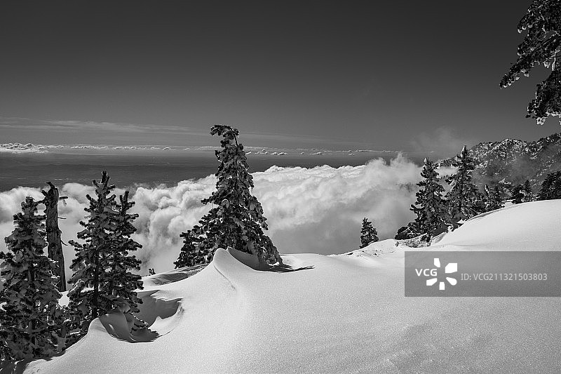 白雪覆盖的土地对天空的风景，圣加布里埃尔山脉，美国，美国图片素材