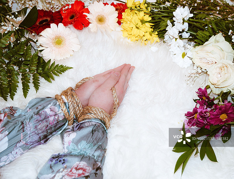 西班牙，穿着婚纱和花束的新娘剪手图片素材
