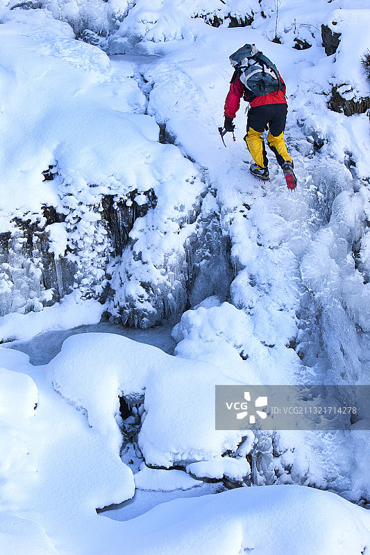 登山者迈克·威瑟斯在英国湖区蒂尔米尔的费舍尔广场上攀冰。图片素材