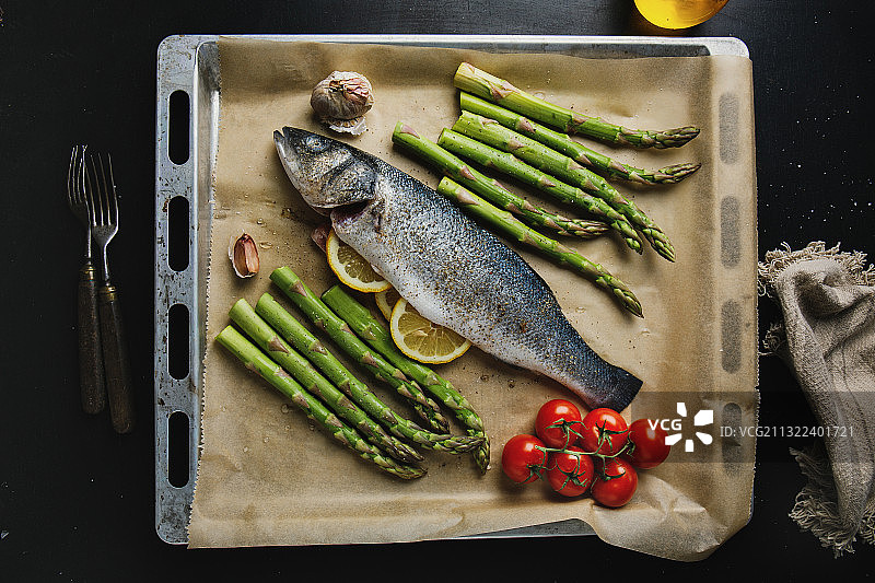 正上方是切菜板上的鱼和蔬菜图片素材