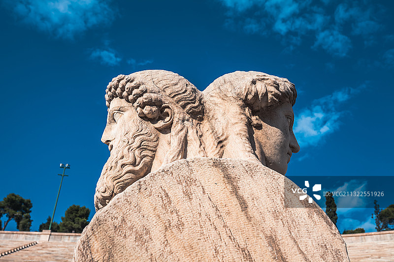 雅典奥林匹克竞技场中的双面赫尔墨斯雕塑图片素材