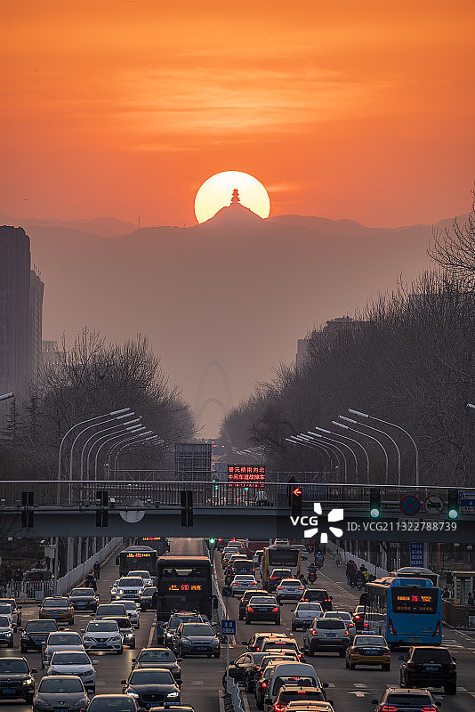 北京西长安街拍定都阁悬日图片素材