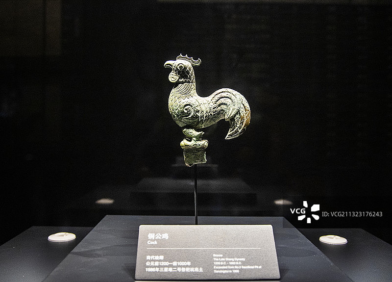四川省广汉市三星堆博物馆中陈列出来的三星堆青铜文物器件图片素材
