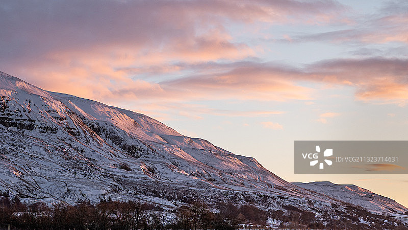 英国格拉斯哥，日落时分，白雪皑皑的山峰图片素材