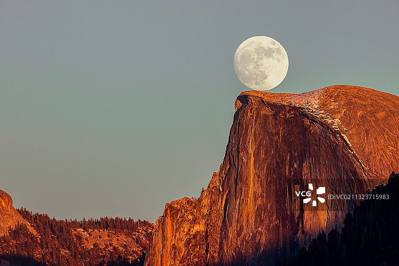 低角度的月亮对天空在晚上，约塞米蒂国家公园，加利福尼亚州，美国，美国图片素材
