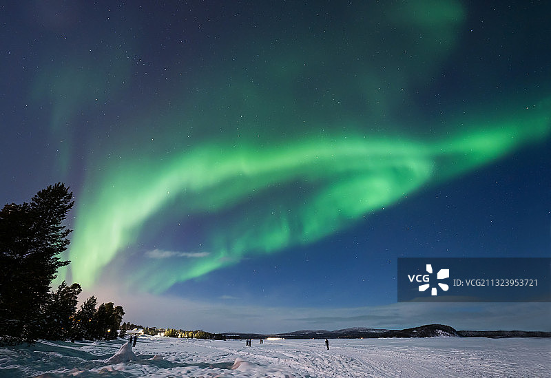 在芬兰的夜晚，白雪覆盖的风景与天空相映衬图片素材