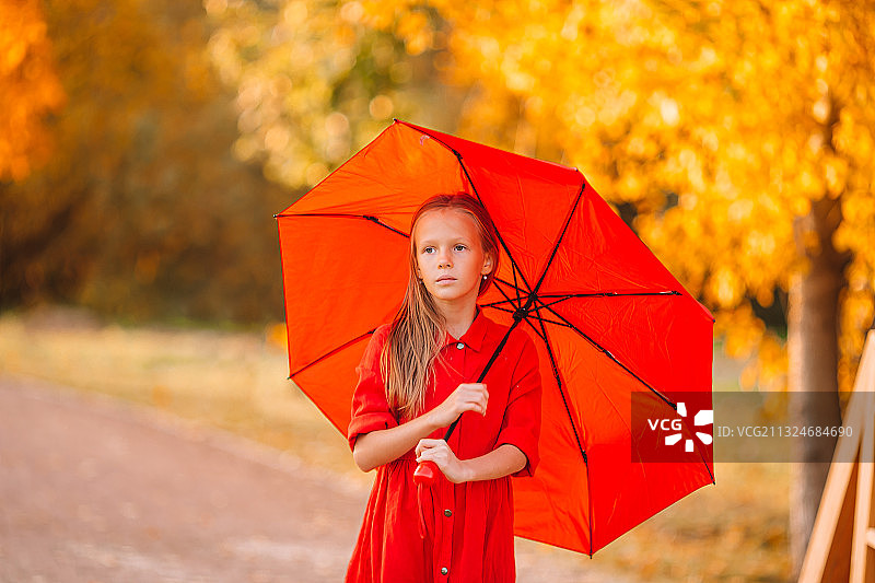 悲伤的女孩拿着红伞图片素材