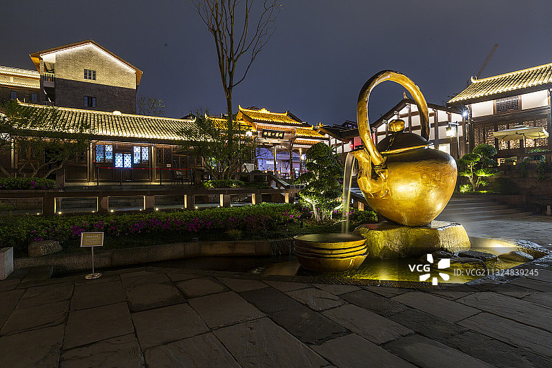重庆市磁器口古镇磁器口后街牌坊前水壶雕塑图片素材