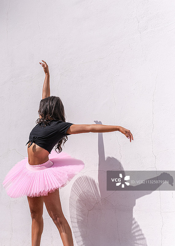 年轻的芭蕾舞演员跳芭蕾舞图片素材