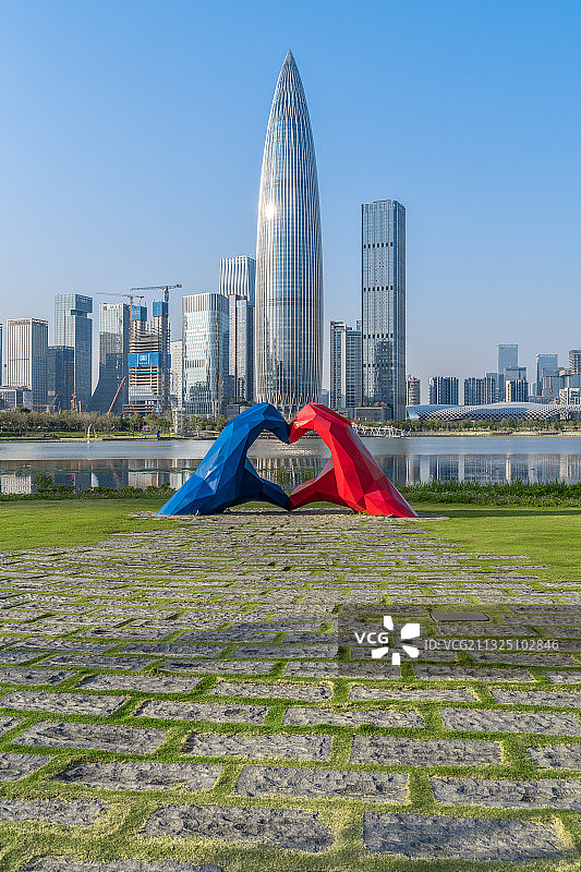广东省深圳市南山区CBD深圳湾人才公园建筑群和心形雕塑图片素材