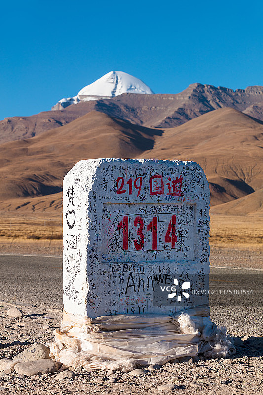 西藏阿里地区的冈仁波齐峰和原219国道上的1314碑。图片素材