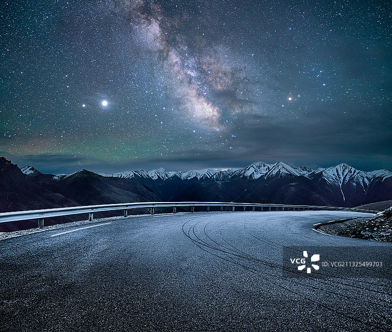 雪山银河及高速路图片素材