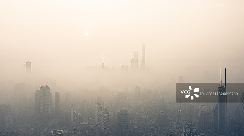 清晨 雾霾中的上海图片素材
