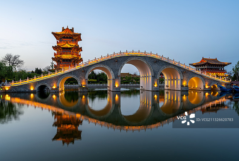 中国河南开封清明上河园九龙桥夜景图片素材