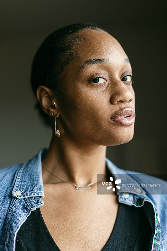 自信的年轻黑人妇女肖像，密尔沃基，威斯康辛，美国，美国图片素材