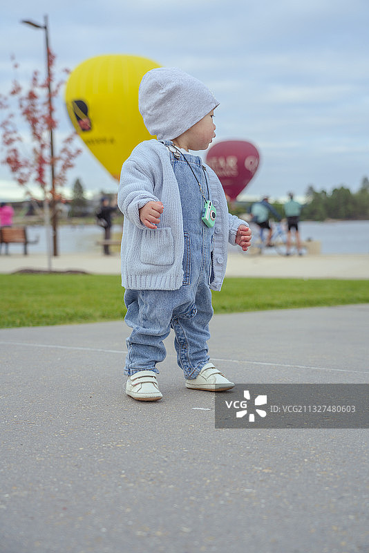 湖畔的快乐男婴与热气球图片素材