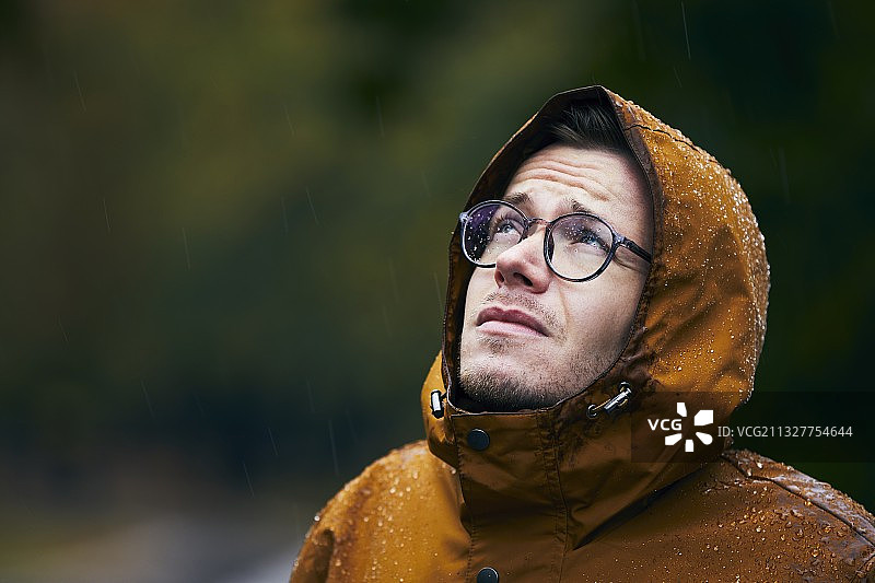 下雨时穿着防水夹克的人图片素材