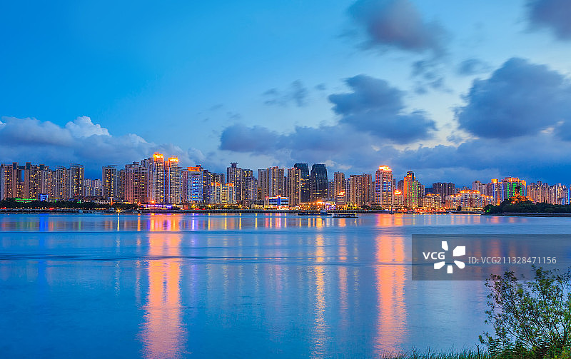 浙江温州城市建筑天际线夜景图片素材