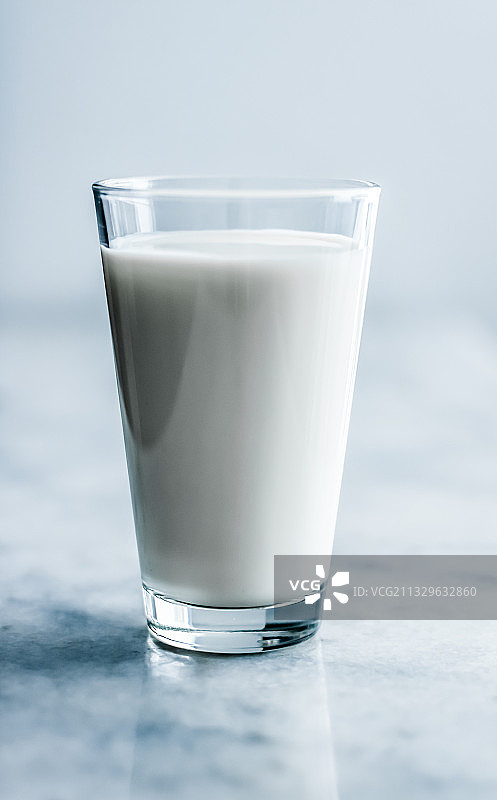 桌子上杯子里的牛奶的特写图片素材
