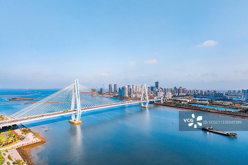 中国海南海口海甸河世纪大桥高视角晴天风光图片素材