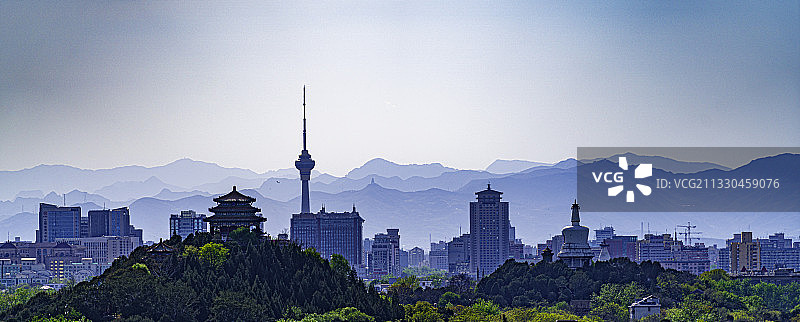 北京西部天际线，前景是景山公园，中央电视台和白塔，背景是西山图片素材