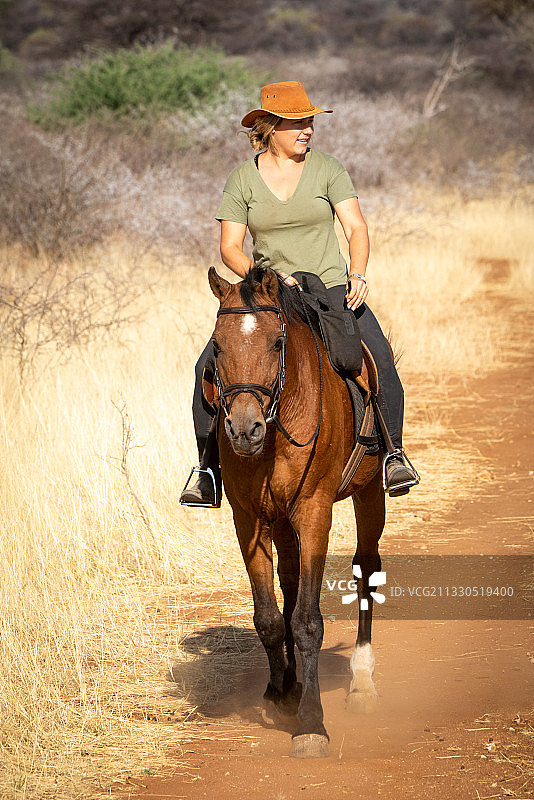 纳米比亚，奥塔维，骑纯种马的妇女图片素材