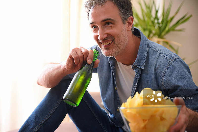 喝啤酒，吃健康食品的男人图片素材
