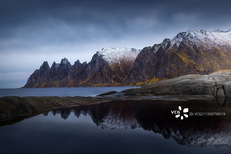 挪威森雅，湖和山的天空风景图片素材