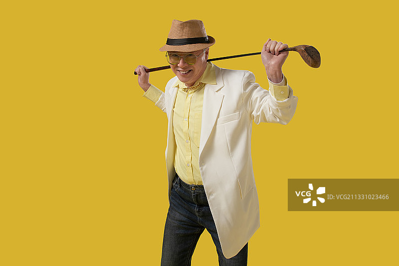 拿着高尔夫球杆的快乐老年人图片素材