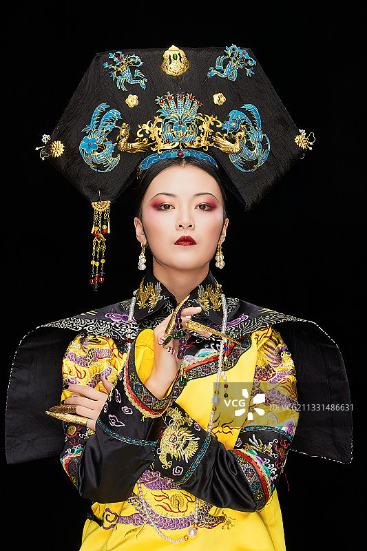 黑色背景下的清代女性古装造型清朝古装图片素材