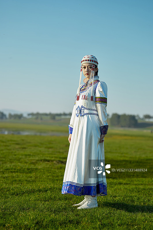 草原上穿着蒙古族传统服的少女图片素材