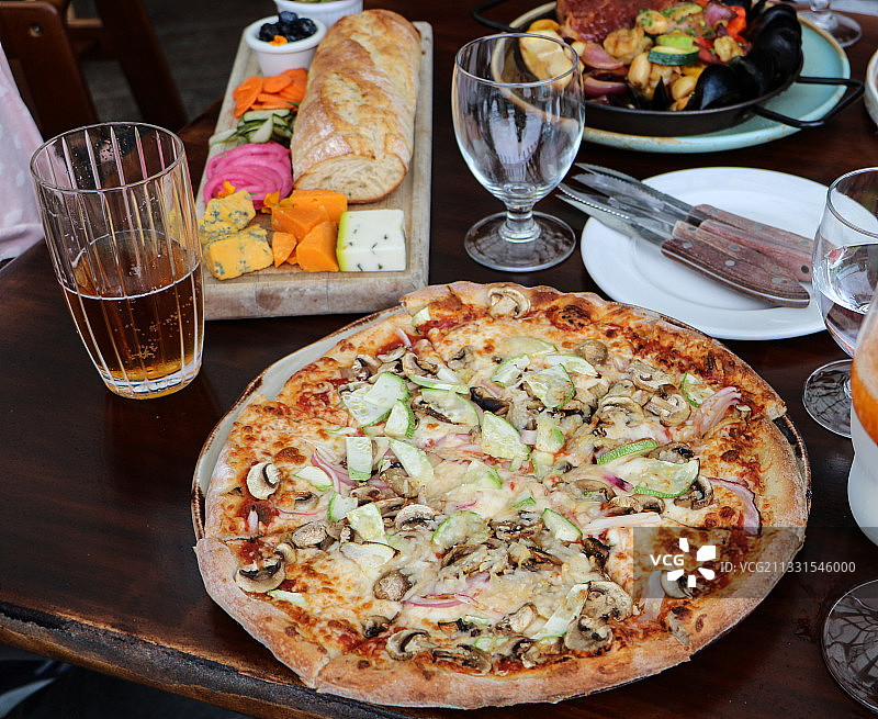 高视角的桌子上的披萨，基隆纳，不列颠哥伦比亚省，加拿大图片素材